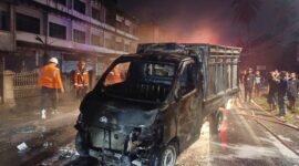 Sebuah mobil bermuatan BBM terbalik dan ikut terbakar di Jalan Jend. Gatot Subroto, Kecamatan Binjai Barat, Rabu (19/2)