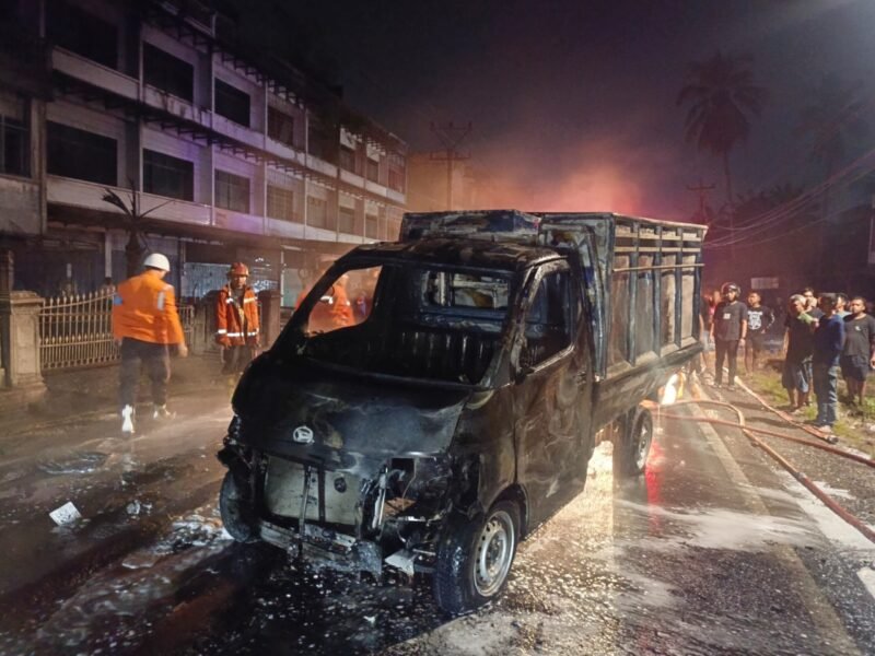 Sebuah mobil bermuatan BBM terbalik dan ikut terbakar di Jalan Jend. Gatot Subroto, Kecamatan Binjai Barat, Rabu (19/2)