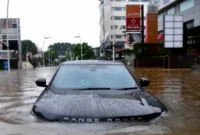 Sebuah mobil terendam banjir di Jalan Kemang Raya, Jakarta Selatan, Rabu (1/1). Sejumlah wilayah di Ibu Kota terendam banjir setelah hujan deras mengguyur wilayah Jabodetabek. Antara/SIGID KURNIAWAN