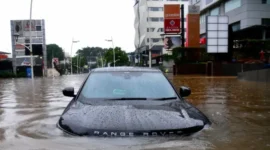 Sebuah mobil terendam banjir di Jalan Kemang Raya, Jakarta Selatan, Rabu (1/1). Sejumlah wilayah di Ibu Kota terendam banjir setelah hujan deras mengguyur wilayah Jabodetabek. Antara/SIGID KURNIAWAN