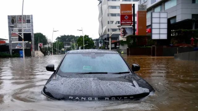 Sebuah mobil terendam banjir di Jalan Kemang Raya, Jakarta Selatan, Rabu (1/1). Sejumlah wilayah di Ibu Kota terendam banjir setelah hujan deras mengguyur wilayah Jabodetabek. Antara/SIGID KURNIAWAN