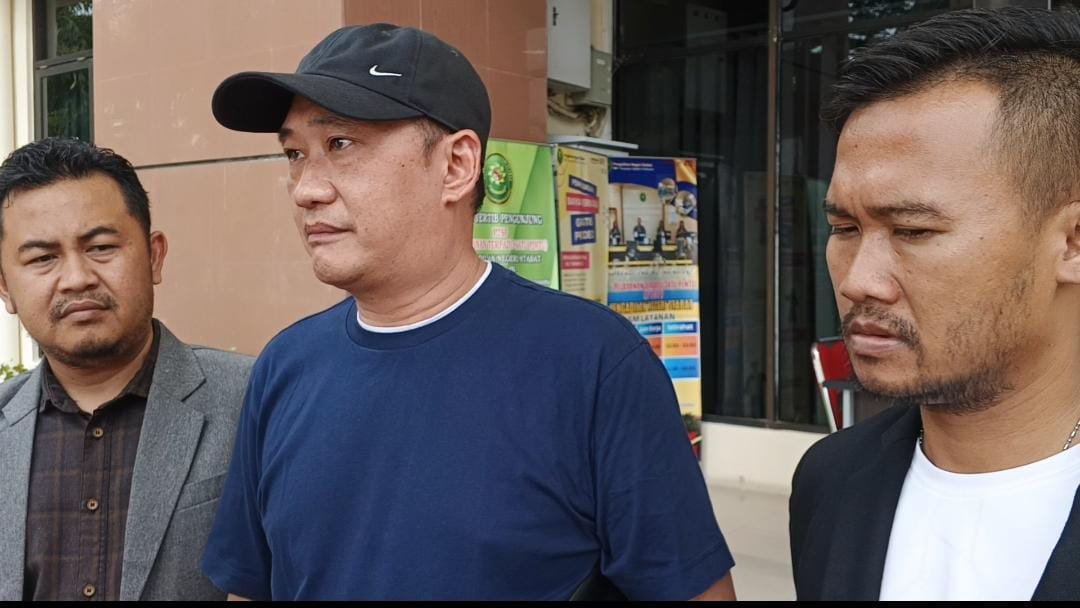 Korban didampingi kuasa hukumnya usai mengikuti sidang perdana di PN Stabat.(rud)