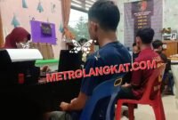 Keterangan gambar : RY (16) dan Sy (16) pelajar berseragam Pramuka yang menghajar Bima dan Nazril saat dimintai keterangan oleh penyidik Unit PPA Polres Langkat, Sabtu (25/10) sore.(yong)