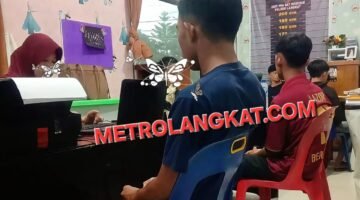 Keterangan gambar : RY (16) dan Sy (16) pelajar berseragam Pramuka yang menghajar Bima dan Nazril saat dimintai keterangan oleh penyidik Unit PPA Polres Langkat, Sabtu (25/10) sore.(yong)