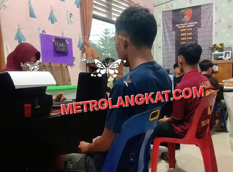 Keterangan gambar : RY (16) dan Sy (16) pelajar berseragam Pramuka yang menghajar Bima dan Nazril saat dimintai keterangan oleh penyidik Unit PPA Polres Langkat, Sabtu (25/10) sore.(yong)