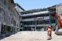 Keterangan gambar : Pencarian korban reruntuhan Musholla telahpun berahir. Tak adalagi alat berat yang bekerja. Petugas juga telah menghentikan mesin alat berat.(Fb)