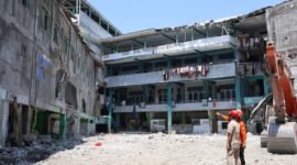 Keterangan gambar : Pencarian korban reruntuhan Musholla telahpun berahir. Tak adalagi alat berat yang bekerja. Petugas juga telah menghentikan mesin alat berat.(Fb)