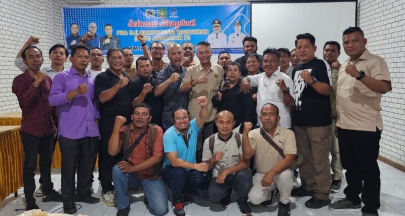 Foto : Puluhan Insan Pers di Kabupaten Langkat mengikuti Pra UKW yang digelar Sabtu 13 Desember 2025 di Grand Hotel Stabat.(Wis)