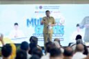 Foto:
Gubernur Sumatera Utara Bobby Nasution melepas keberangkatan peserta Mudik Idulfitri 1447 H menggunakan kereta api di Stasiun Besar Medan, Senin (16/3/2026). Program mudik gratis ini digelar untuk membantu masyarakat sekaligus mengurangi kepadatan kendaraan saat arus mudik Lebaran.(ist)
