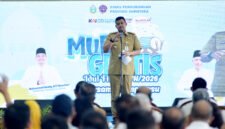 Foto:
Gubernur Sumatera Utara Bobby Nasution melepas keberangkatan peserta Mudik Idulfitri 1447 H menggunakan kereta api di Stasiun Besar Medan, Senin (16/3/2026). Program mudik gratis ini digelar untuk membantu masyarakat sekaligus mengurangi kepadatan kendaraan saat arus mudik Lebaran.(ist)