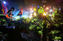 Foto : Terlihat petugas berjibaku membersihkan pohon yang tumbang menutupi jalan.(ist)