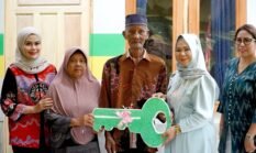 Plt. Bupati Langkat Tiorita Serahkan Rumah Layak Huni