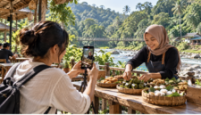 Ilustrasi: Kreator konten merekam kuliner lokal di kawasan wisata alam. (Gambar ilustrasi original)
